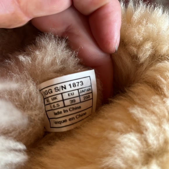 Authentic Ugg boot size 8 - Picture 4 of 6